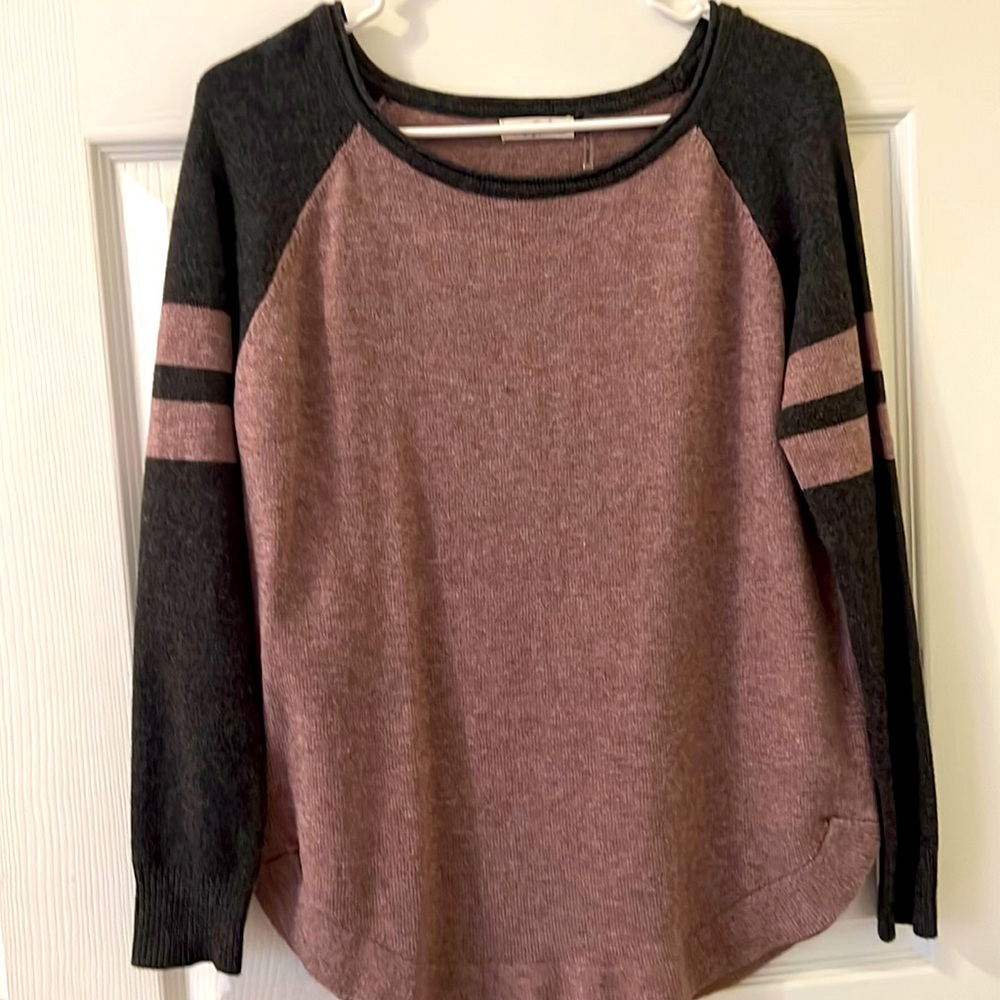 Color block sweater dark gray and mauve color